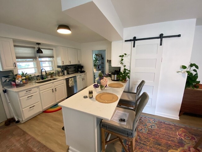 Foto del edificio - Charming Ranch Style Home - On Corner Lot!