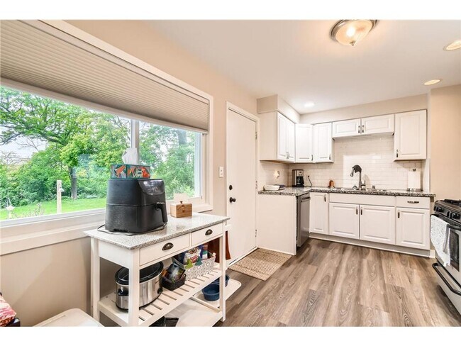 Building Photo - Like-New Redone Rambler with Family Room, Bonus Room and Hardwood Floors is Pet Friendly!