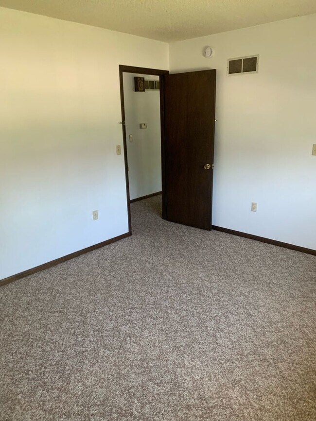 Building Photo - 2 Bedroom Main Floor Duplex - Bloomfield