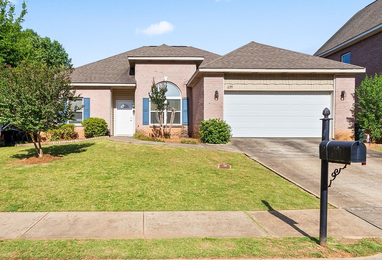 Primary Photo - 3/2, fenced in backyard, heart of Auburn!