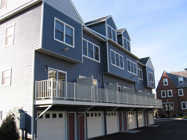 Building Photo - 187 Bucknam St