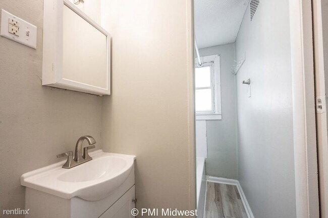 Building Photo - 1 br, 1 bath Duplex - 807 Warren Avenue A