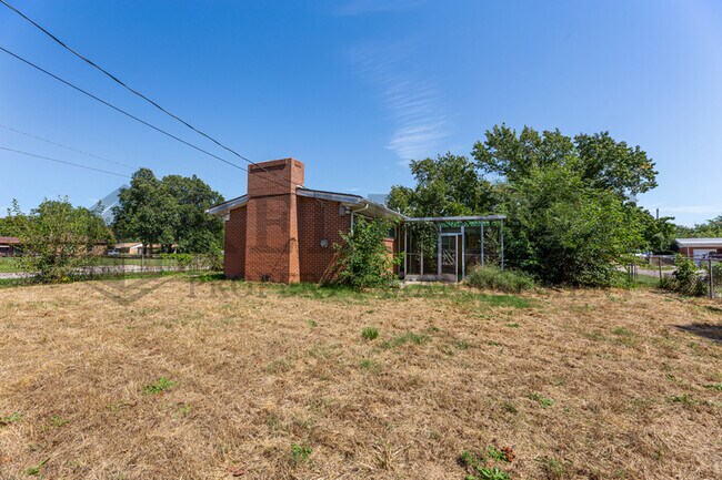 Building Photo - 3401 S Walnut St