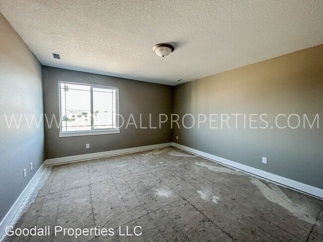 Foto del edificio - 5 br, 3.5 bath House - 300 NW Morgan Ct