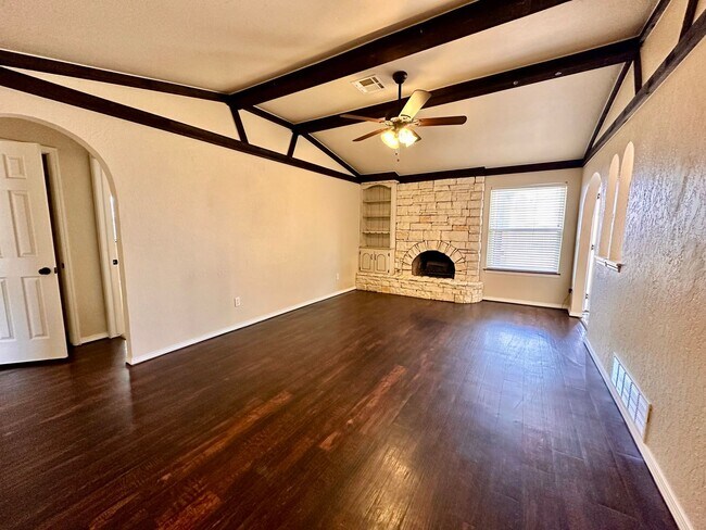 Foto del edificio - Spacious three bed home in Moore