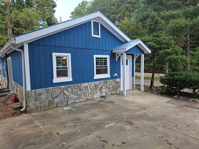 Building Photo - 7692 Windward Point dr Sherrils ford, NC 2...