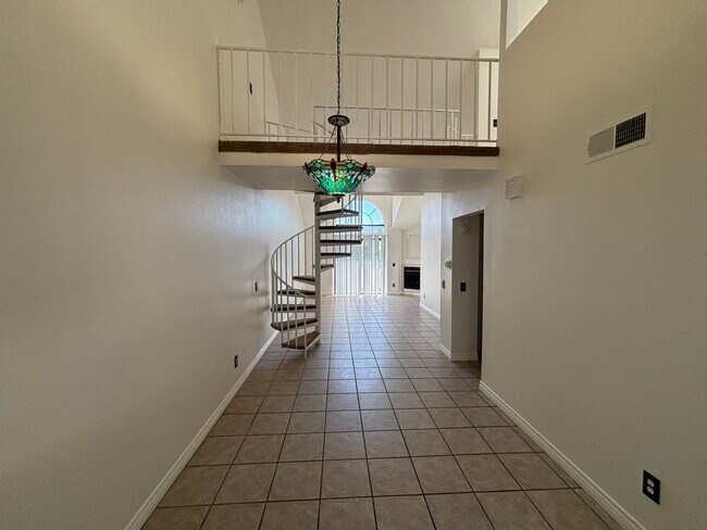 Foto del edificio - 2 Bedroom + Loft Condo for Rent in Canyon Country!