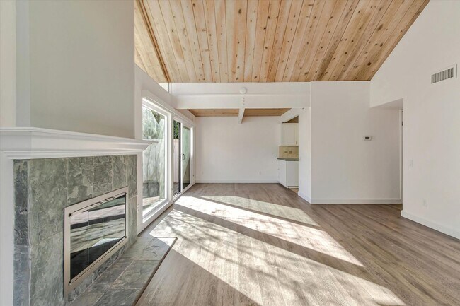 Foto del edificio - Charming 2 Bed 2 Bath Sunnyvale Condo with Vaulted Ceilings and Patio