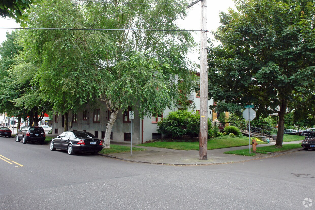 Primary Photo - 2332 NE Schuyler St