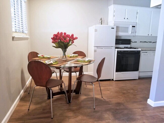Building Photo - 1B/1B Beautiful Apartment!! **ALL BILLS PA...