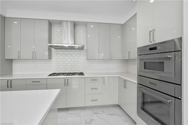 Building Photo - 2 BR plus den brand new condo in Eleven El...