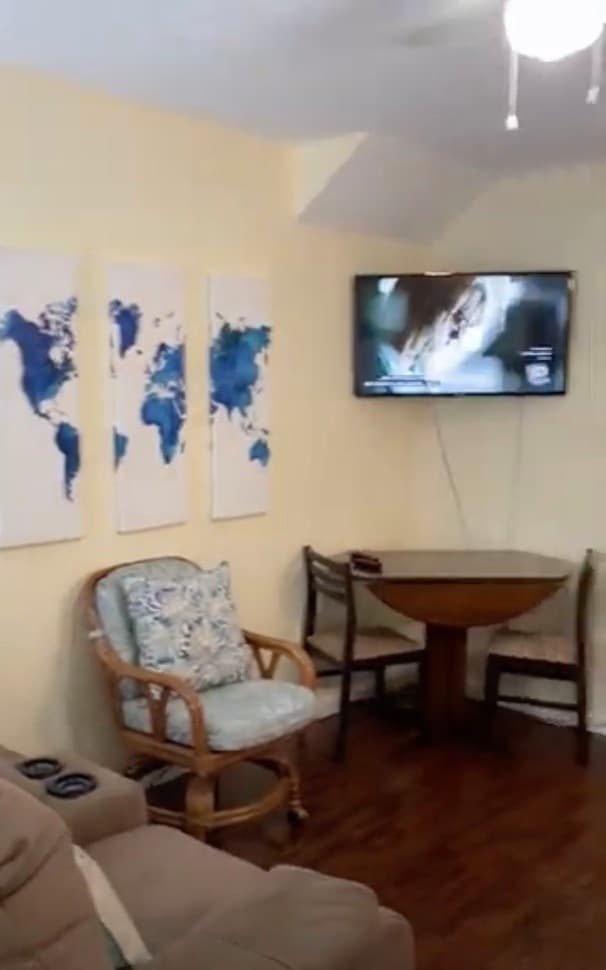 Comedor en el área de estar/cocina - 12451-2 Insim Ln