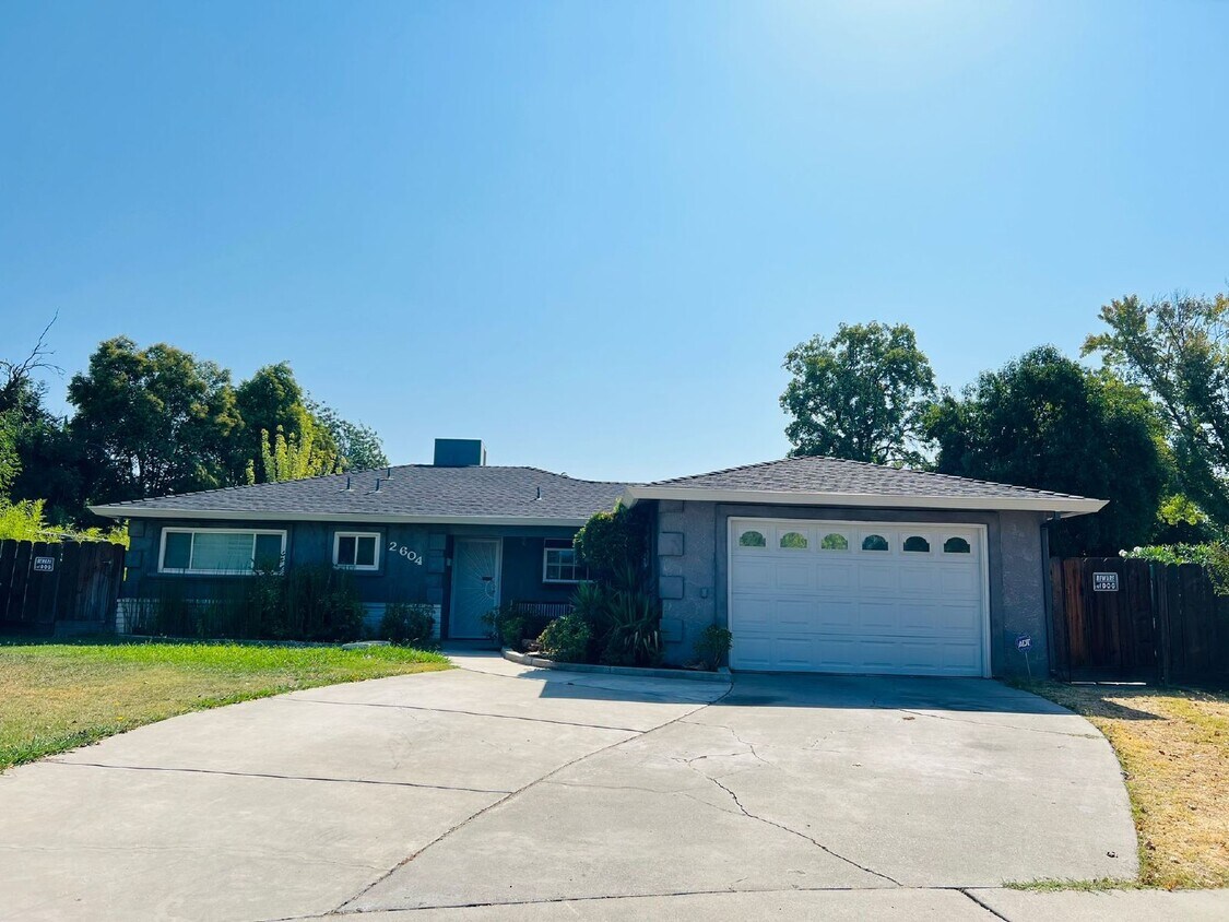Primary Photo - Beautiful Three Bedroom House With Lots of...