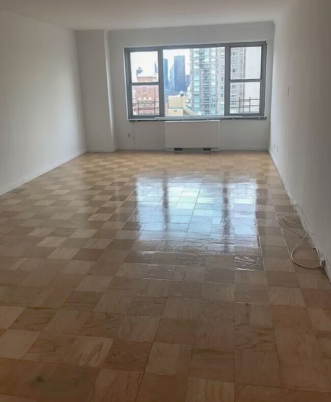 Building Photo - E 63rd St