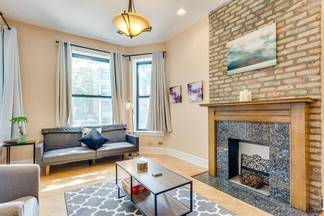 Living room - 1648 N Oakley Ave