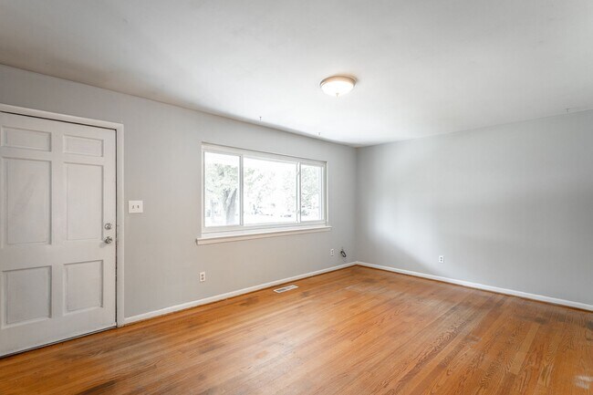 Building Photo - Adorable 3 bedroom, 1 bath home in Chattan...