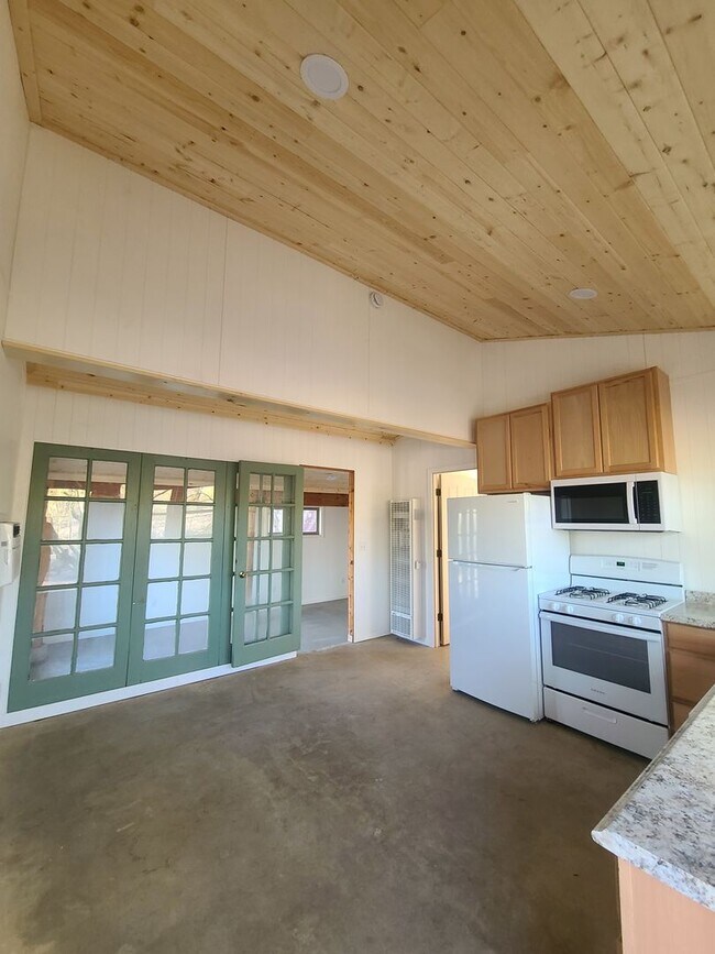 Building Photo - $500 OFF! NEWLY RENOVATED STUDIO W/ WASHER...