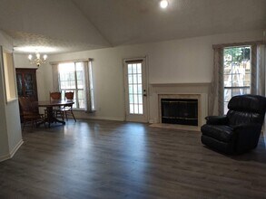Building Photo - 525 Longwood Ln