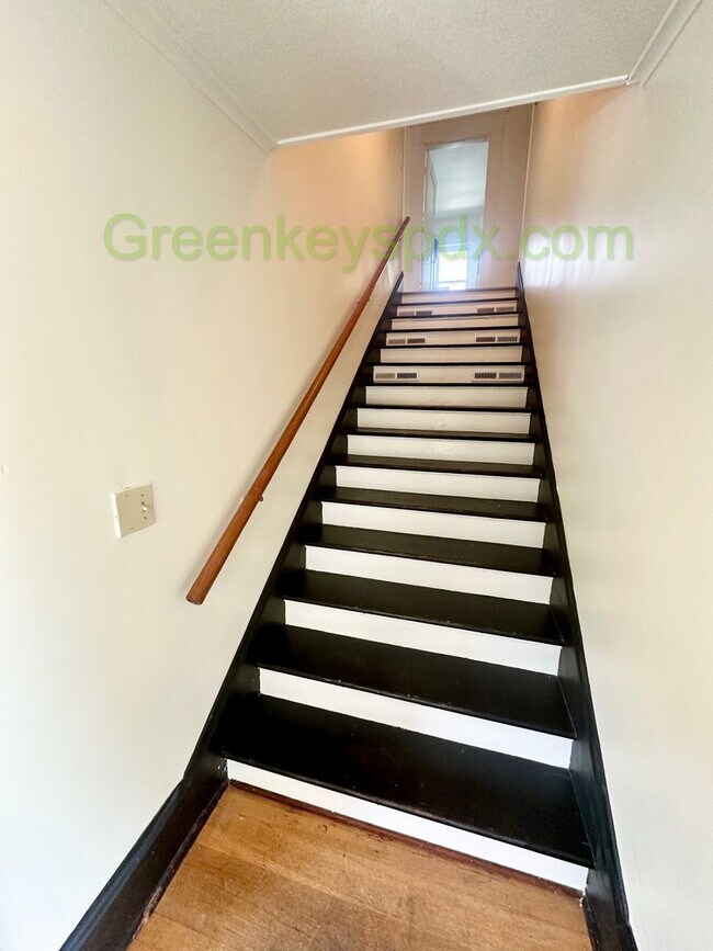 Foto del edificio - Gorgeous Top Level of Huge Craftsman House!