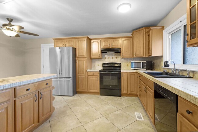 Foto del edificio - 4 Bed 2 Bath Home for Rent !