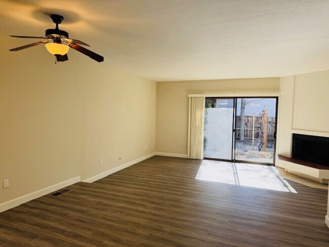 Building Photo - 2 BR 1.5 BA townhome in Walnut Creek-move-in ready!