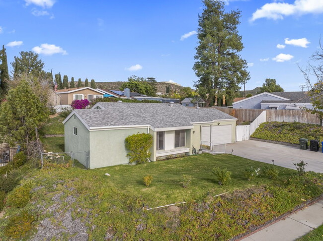 Foto del edificio - "Charming 2-Bed, 2-Bath Gem with RV Access in Santa Clarita!"