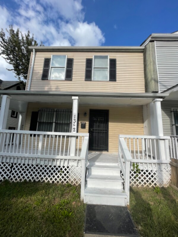 Primary Photo - 1362 Valley Pl SE