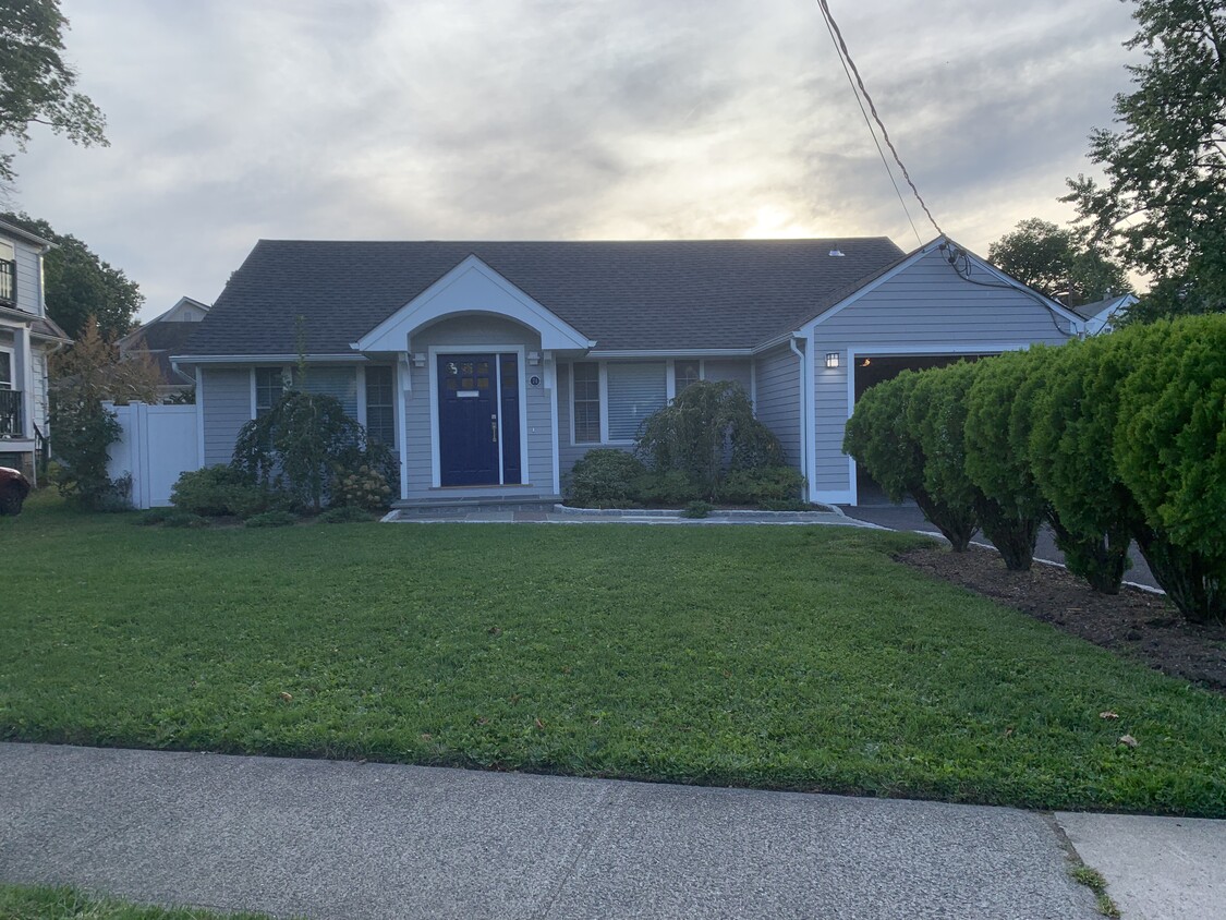 Primary Photo - 74 Longview Ave