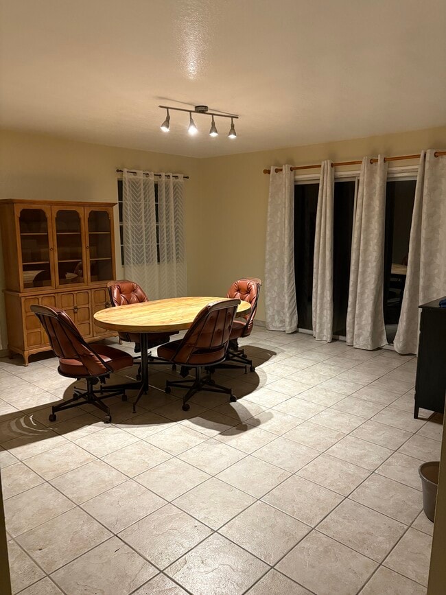 Building Photo - 928 E Vista del Playa Ave