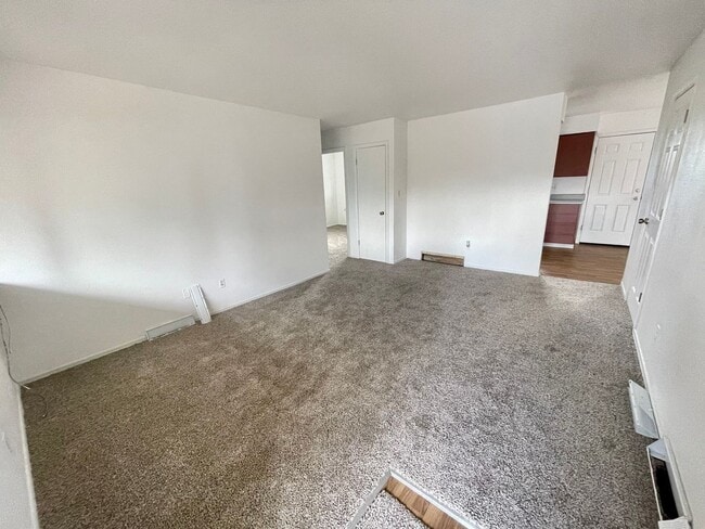 Building Photo - 2 Bedroom 1 Bedroom House - Location Locat...