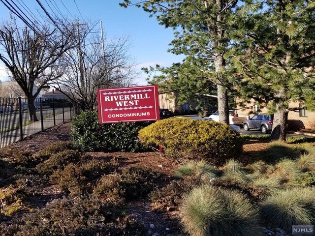 Primary Photo - 700 Mill St