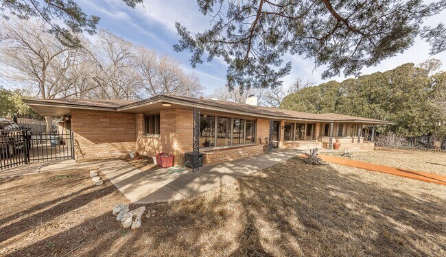 Foto del edificio - Stunning 4 Bed 3 Bath with a Pool!