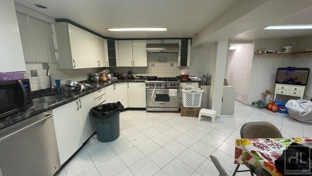 NEWLY RENOVATED BEAUITFUL 2 BEDROOMS SEMI... - NEWLY RENOVATED BEAUITFUL  2 BEDROOMS SEMI...