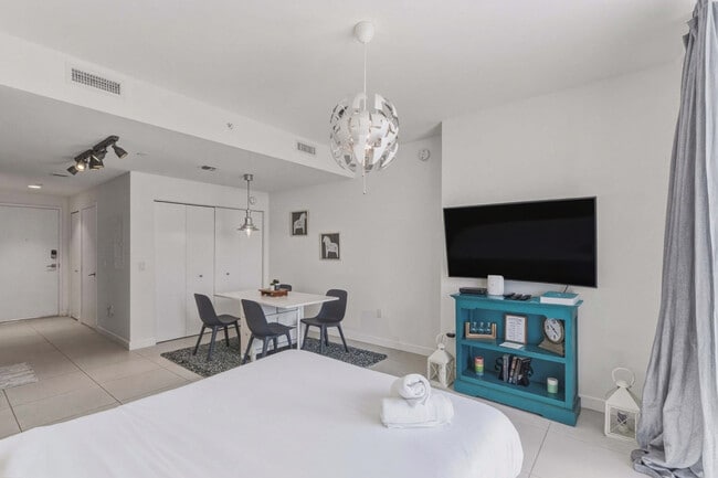 Building Photo - 5350 NW 84th Ave