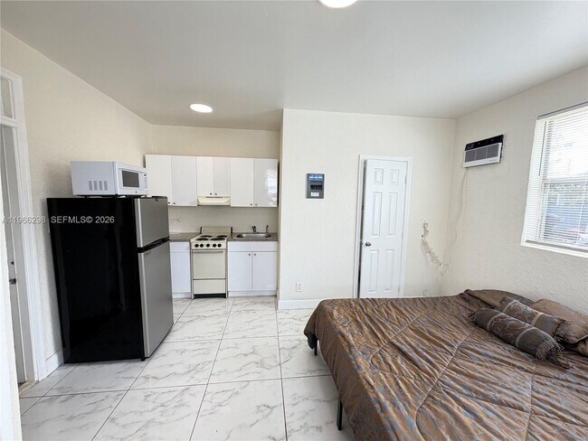 Building Photo - 912 NW 9th Ave