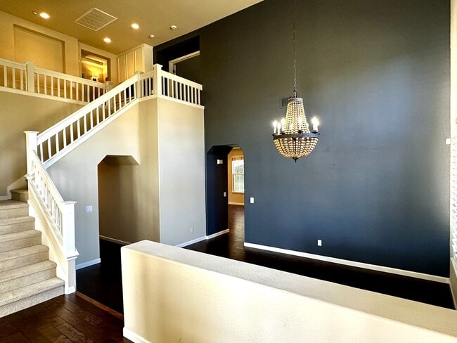 Building Photo - Spacious 4 bedroom, 2.5 bathroom home on c...