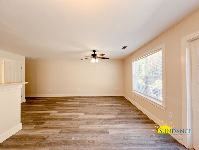 Foto del edificio - Spacious 3 Bedroom Townhome in Crestview!