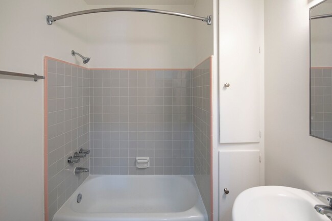 Foto del edificio - Large Studio in Mission Hills + Parking an...