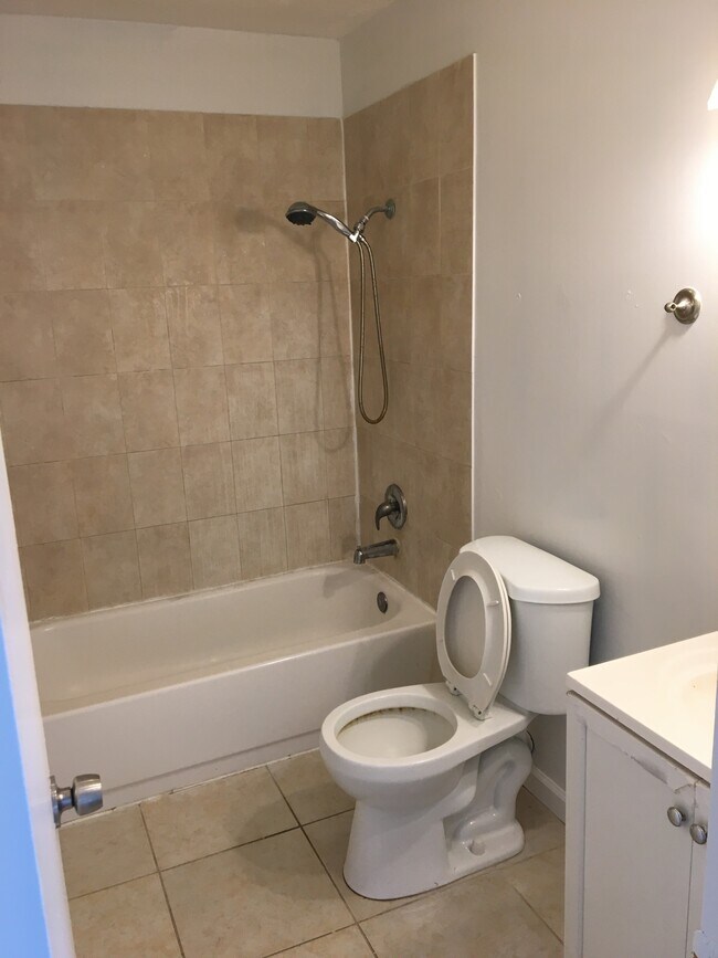 bath - 4824 SE Grouper Ave