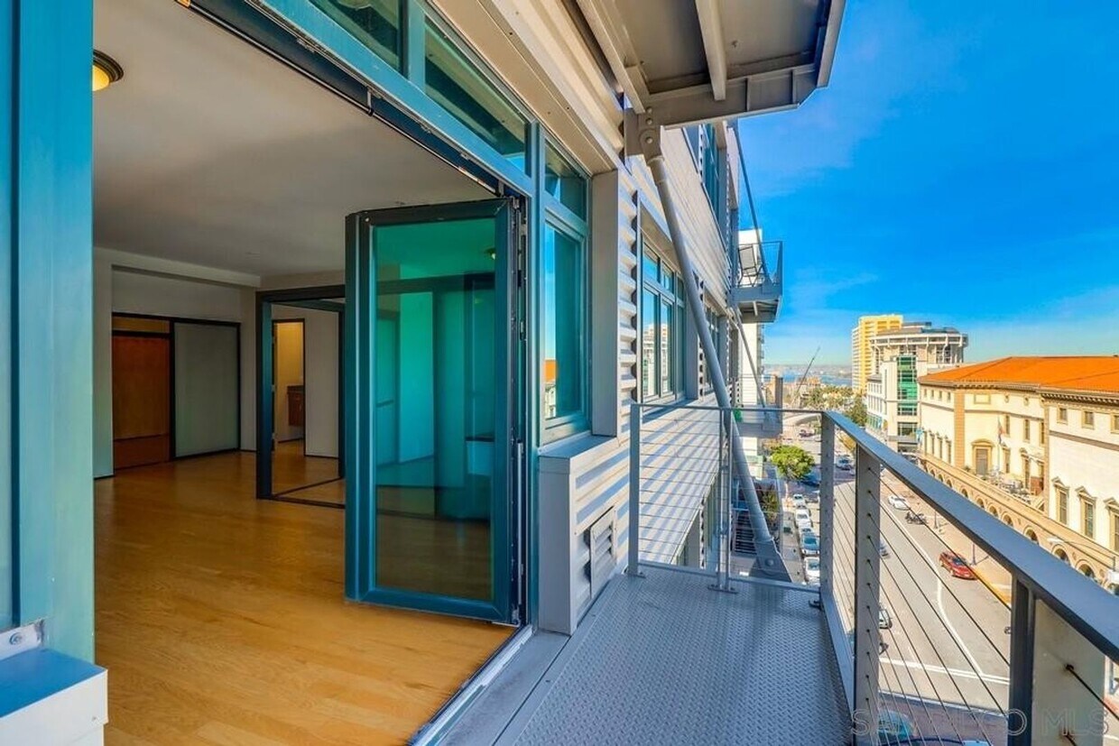 Foto principal - 2 bedroom downtown, 2 bath and 2 parking s...