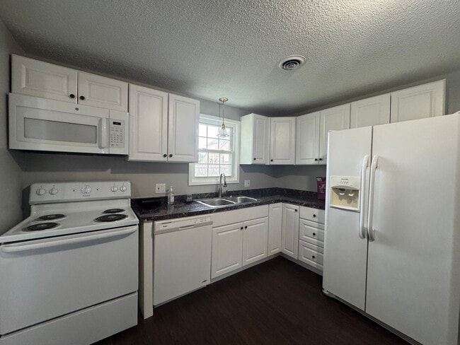 Building Photo - Refreshed 2 Bed 1.5 Bath Townhouse | Pet O...