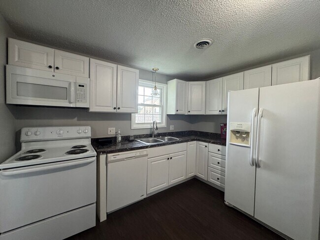 Foto del edificio - Refreshed 2 Bed 1.5 Bath Townhouse | Pet O...