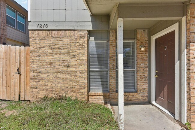 Foto del edificio - 1210 Southport Dr
