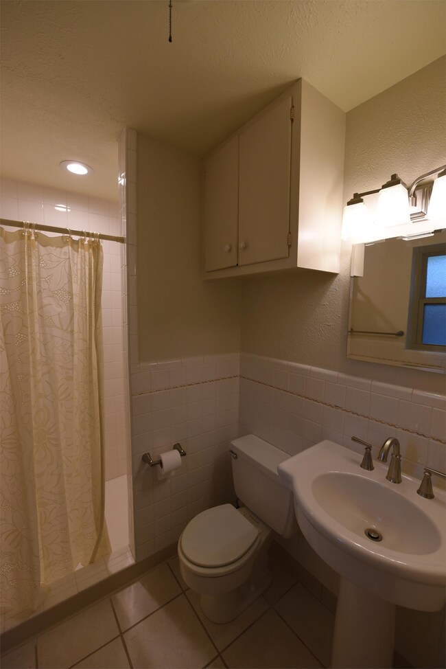 Foto del edificio - 1361 N Rose Dr