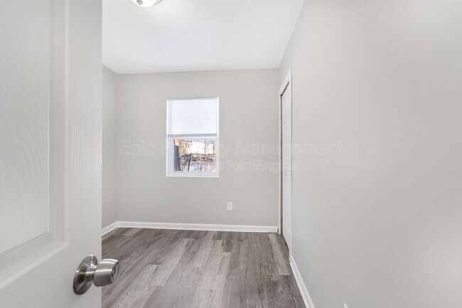 Foto del edificio - 6803 Ford Ave