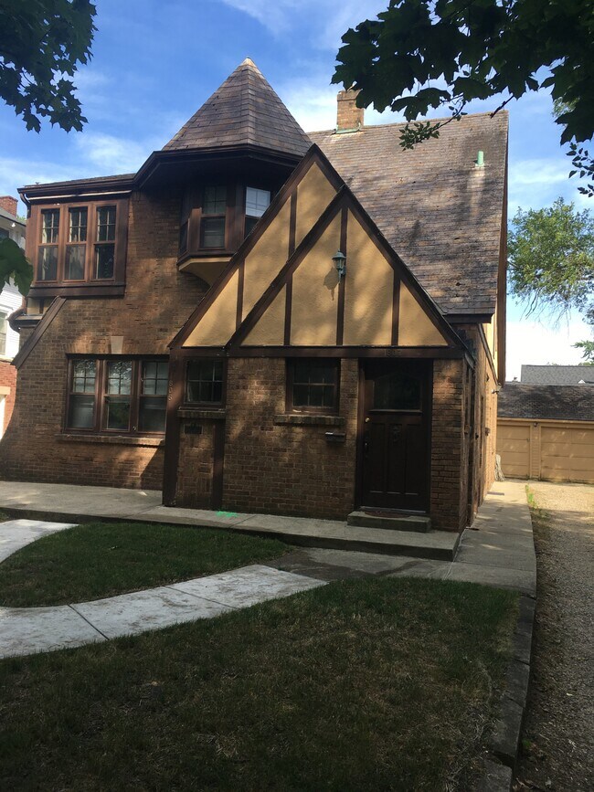 Building Photo - 1805 Oakland Dr