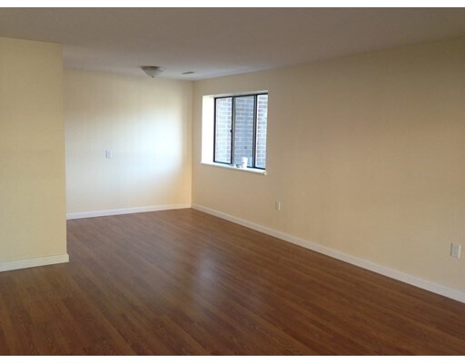Building Photo - 150 Elm St
