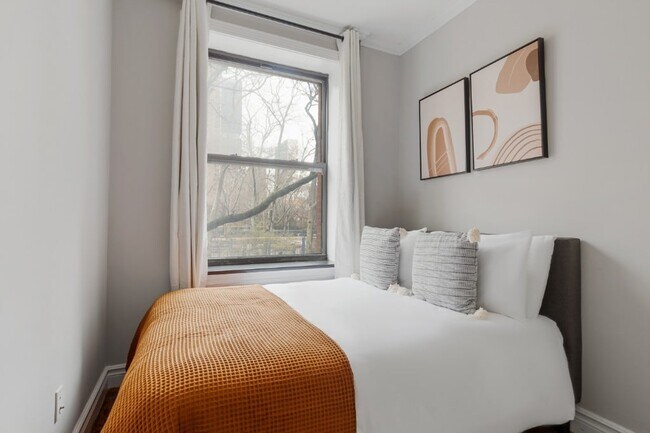 Foto del edificio - 326 E 35th St