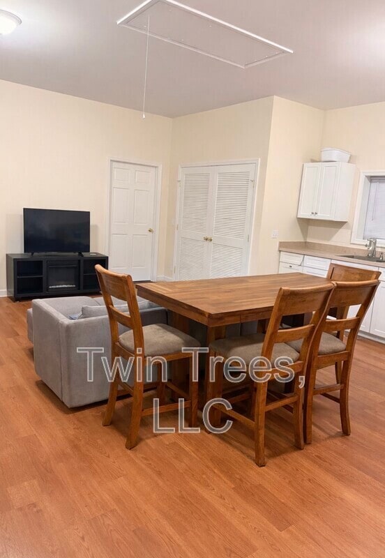 Building Photo - 5942 Lonas St