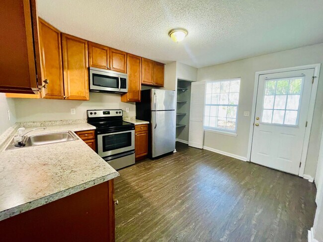Foto del edificio - 2bd/1.5ba townhome super close to CCU/CMC/...